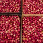 Punaisia omenoita laatikoissa ylhäältäpäin kuvattuna