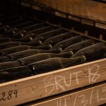 Siideripulloja puulatikossa