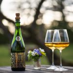 Siideripullo ja kaksi lasia pöydällä