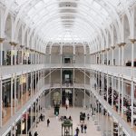 Museohalli, ihmisiä useissa kerroksissa