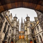 Vanhan kaupungin torneja porttikongista kuvattuna.