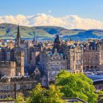 Edinburgin kaupunki, taustalla vihreät kukkulat.