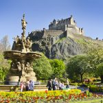 Edinburgin linna kukkulan laella.