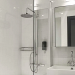 Valkoinen kylpyhuone