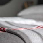 Lähikuva päiväpeitosta sängyllä