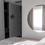 Pyöreä peili seinällä