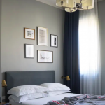 Parivuode sekä tauluja seinällä