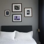 Parivuode ja tauluja seinällä