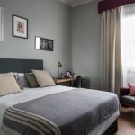 Parivuode harmaalla päiväpeitolla