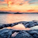 Auringonlasku rantakallioilla.