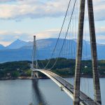 Riippusilta vuorimaisemissa.