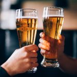 Kaverukset kilistävät oluttuoppeja.