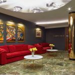 Punainen sohva seinustalla