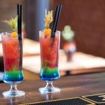Kaksi värikästä coktailia