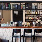 Baaritiski ja tuoleja