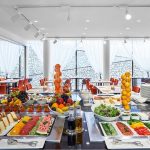 Värikkäitä hedelmiä ja vihanneksia noutopöydässä