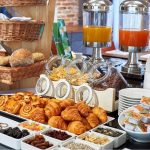 Leivonnaisia aamiaispöydässä