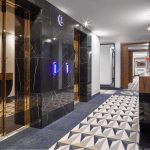 Hotellikäytävää ja hissit