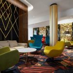 Keltainen ja vihreä nojatuoli