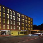 Hotelliraklennus katukuvassa illalla