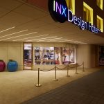 Hotellin sisäänkäynti iltavalaituksessa