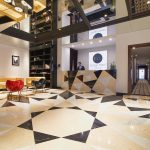 Mies vastaanottotiskin takana