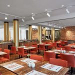 Aamiaisravintolan punaisia tuoleja