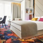 Värikäs kokolattiamatto ja parisänky