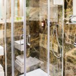 Marmorikuvioitu kylpyhuone