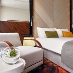 Nojatuol ja sänky kahdella koristetyynyllä