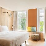 Parivuode ja ikkuna taustalla