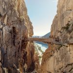 Kapea, kallion seinämään rakennettu vaellusreitti jatkuu siltana kahden vuoren välissä.