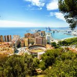 Näkymää vehreältä kukkulalta Malagan satamaan ja merelle.