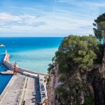 Näkymää kalliolta merelle ja satamaan kirkkaana kesäpäivänä.