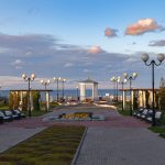 Rantapromenadi ja huvimaja.