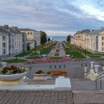 Sillamäen kaupunki merelle päin kuvattuna porrastasanteella.