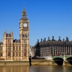 Big Ben iltakuvassa, kuu taivaalla.