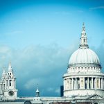 Pyhän Paavalin katedraalin kupoli taivasta vasten kuvattuna