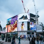 Piccadilly Circkuksen suuri mainostaulu aukiolla