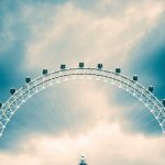 London Eye taivasta vasten kuvattuna