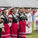 Kansallispukuisia naisia