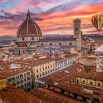 Kuumailmapallo Firenzen yllä värikkäällä taivaalla.