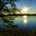 Auringonnousu järvellä.