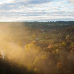 Näkymää Vilnian jokilaaksoon aamu-usvan aikaan.