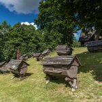 Perinteinen liettualainen mehiläisfarmi.