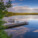 Laituri järvellä kesäiltana.