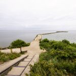 Näkymää rannalta laiturille ja merelle.