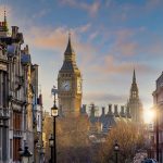 Lontoon katunäkymää ja Big Ben aamuauringossa.