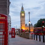 Lontoon katunäkymää, Big Ben ja punaisia puhelinkoppeja illan hämärtyessä.