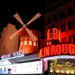 Moulin Rouge iltavailstuksessa katukuvassa